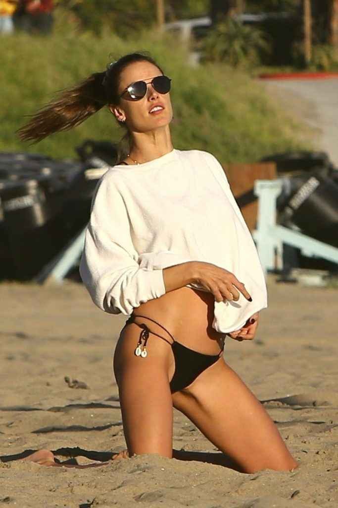 Alessandra Ambrosio en bikini à Los Angeles