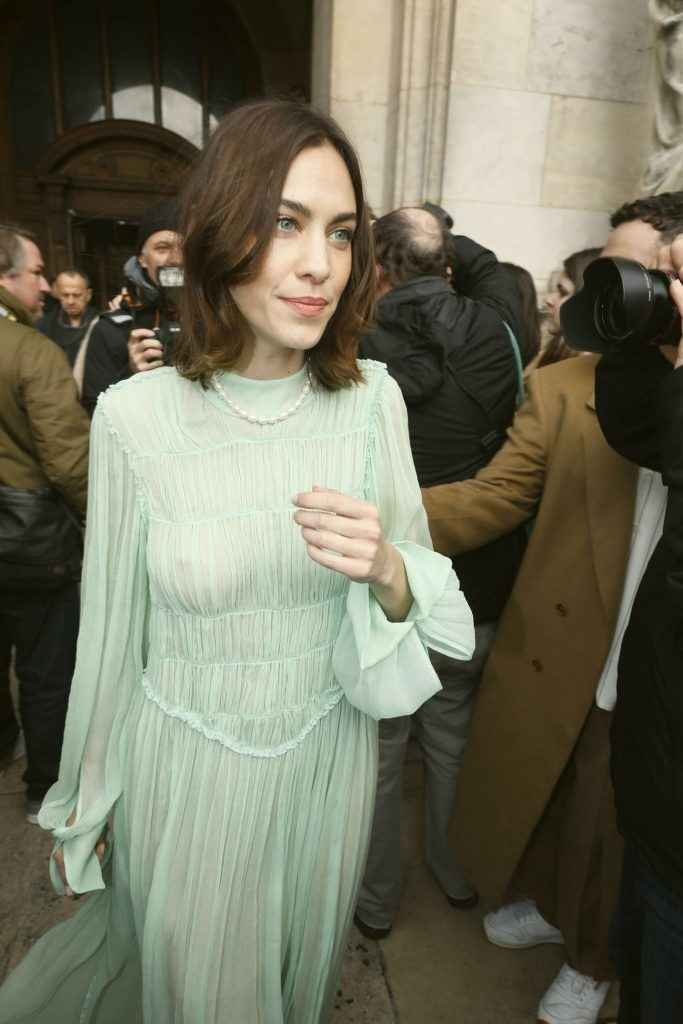 Alexa Chung se balade sans soutien-gorge à Paris