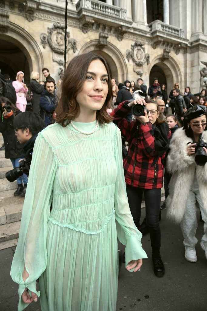 Alexa Chung se balade sans soutien-gorge à Paris