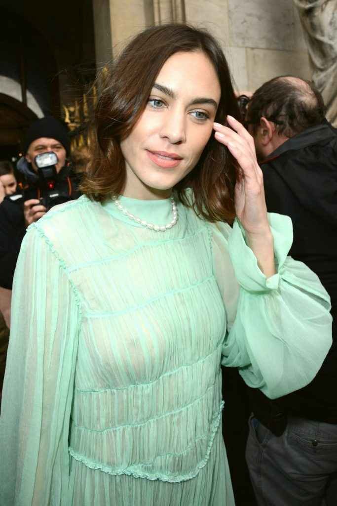 Alexa Chung se balade sans soutien-gorge à Paris