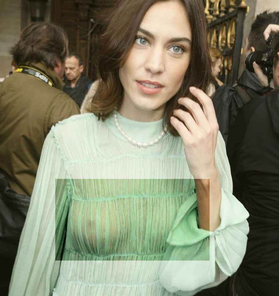 Alexa Chung se balade sans soutien-gorge à Paris