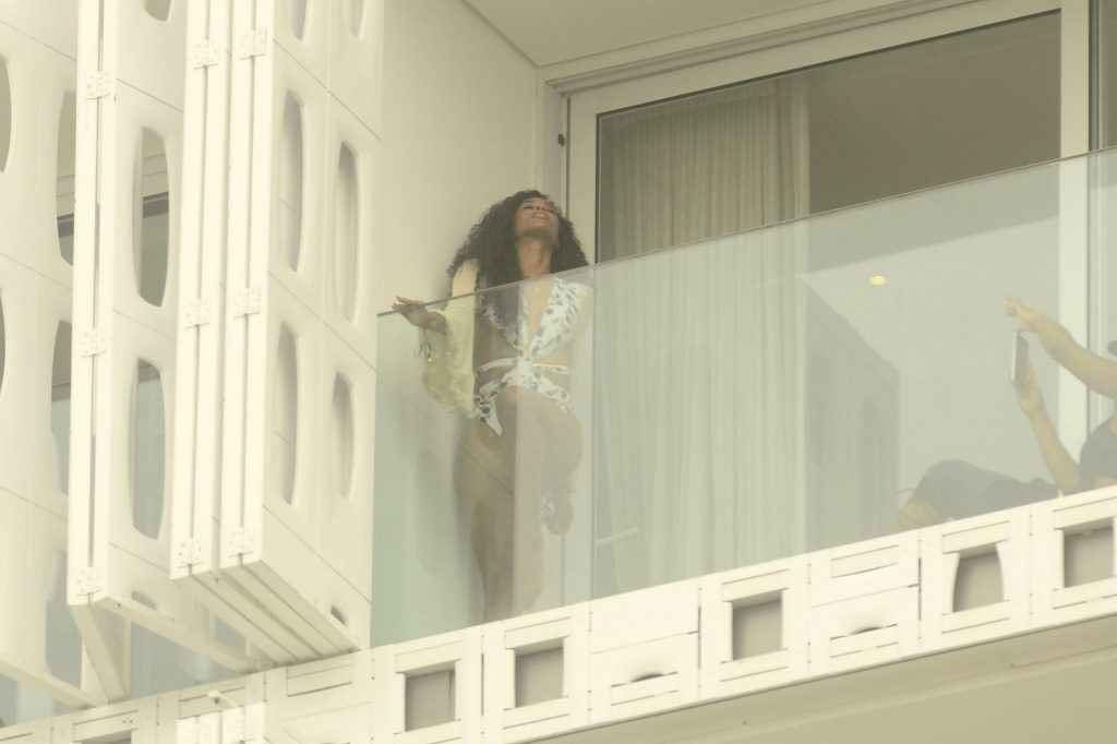 Ciara pose en maillot de bain sur son balcon