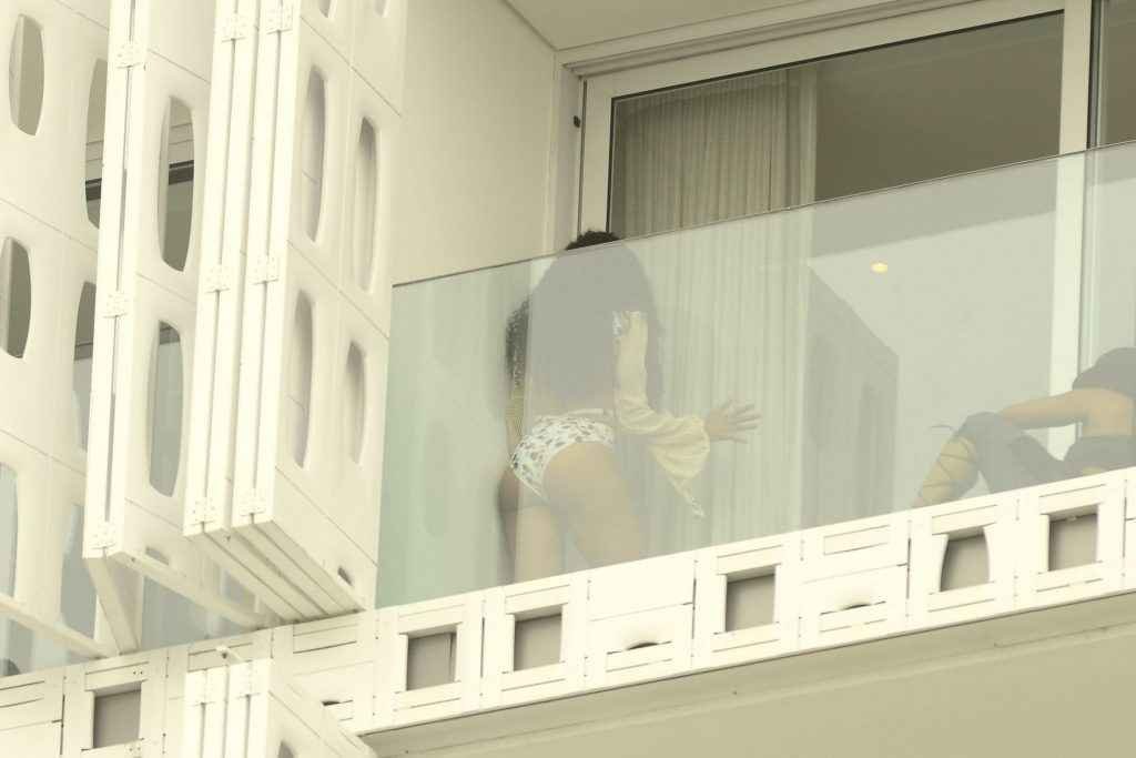 Ciara pose en maillot de bain sur son balcon