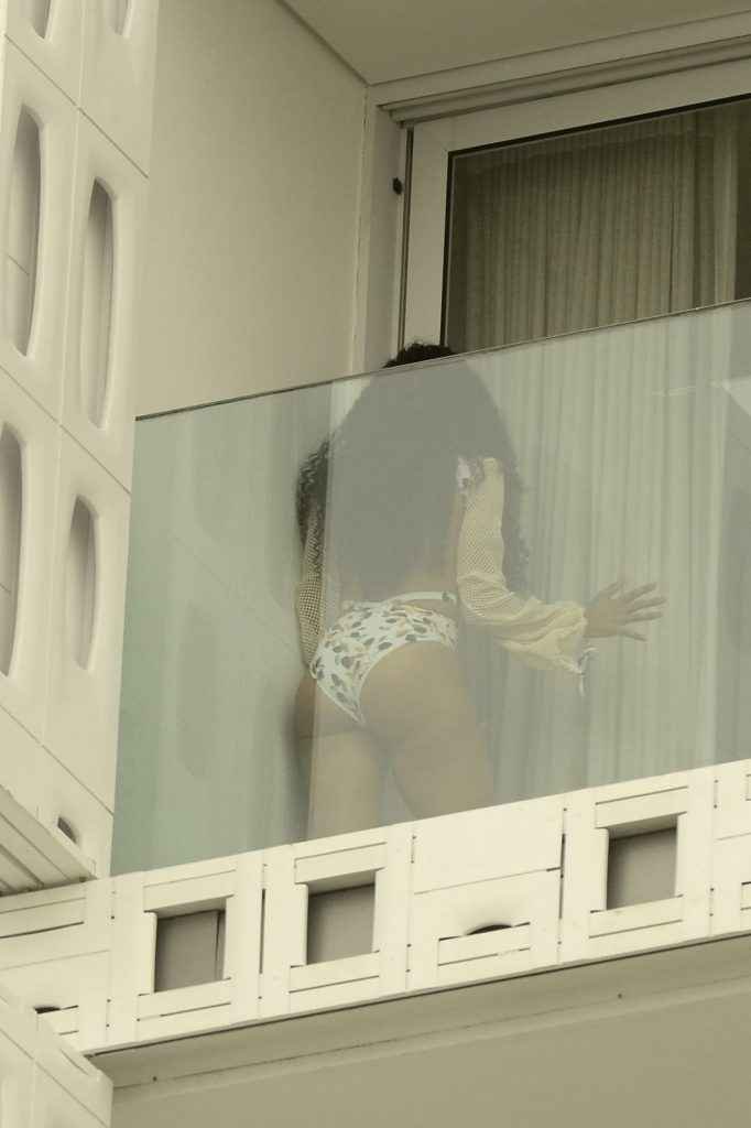 Ciara pose en maillot de bain sur son balcon