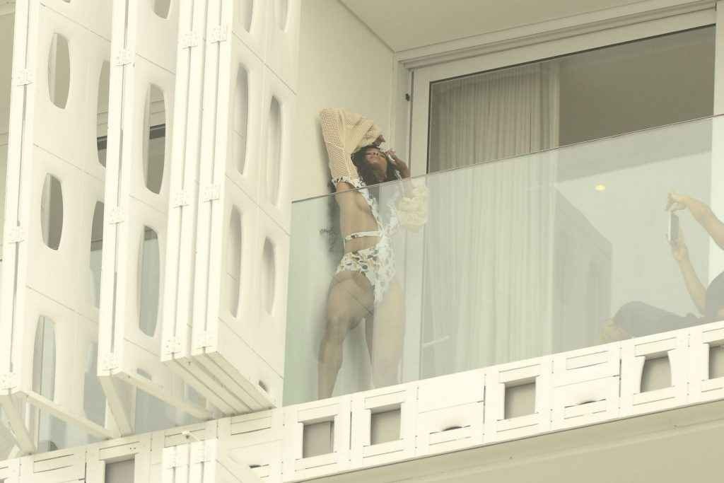 Ciara pose en maillot de bain sur son balcon