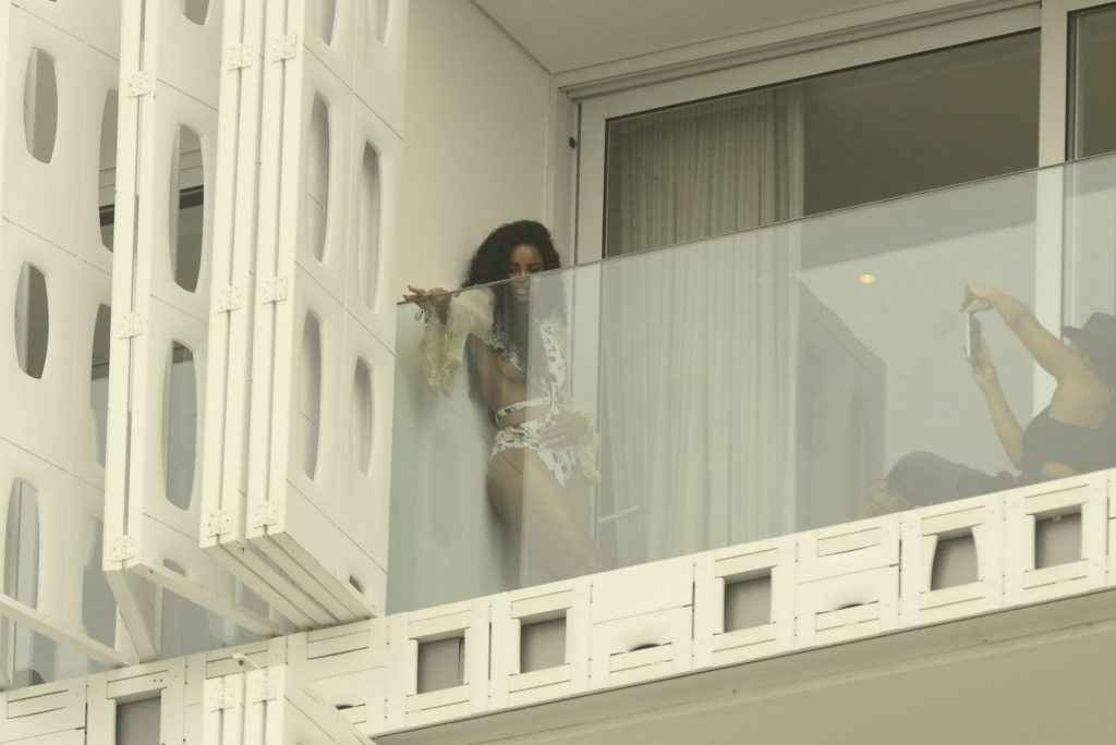 Ciara pose en maillot de bain sur son balcon