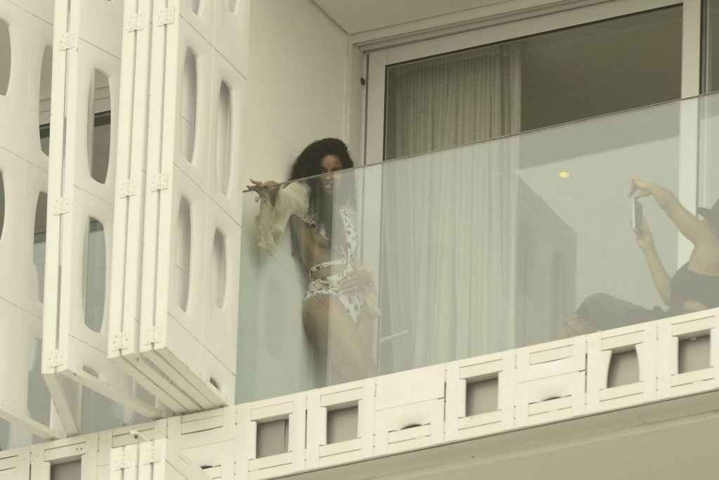 Ciara pose en maillot de bain sur son balcon