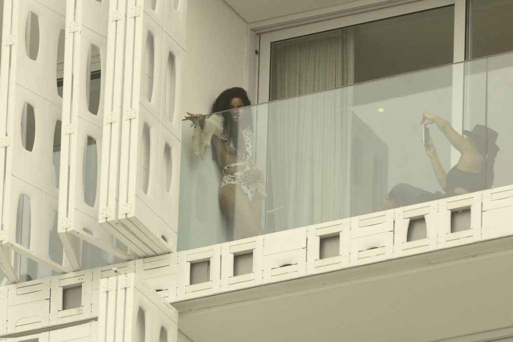 Ciara pose en maillot de bain sur son balcon