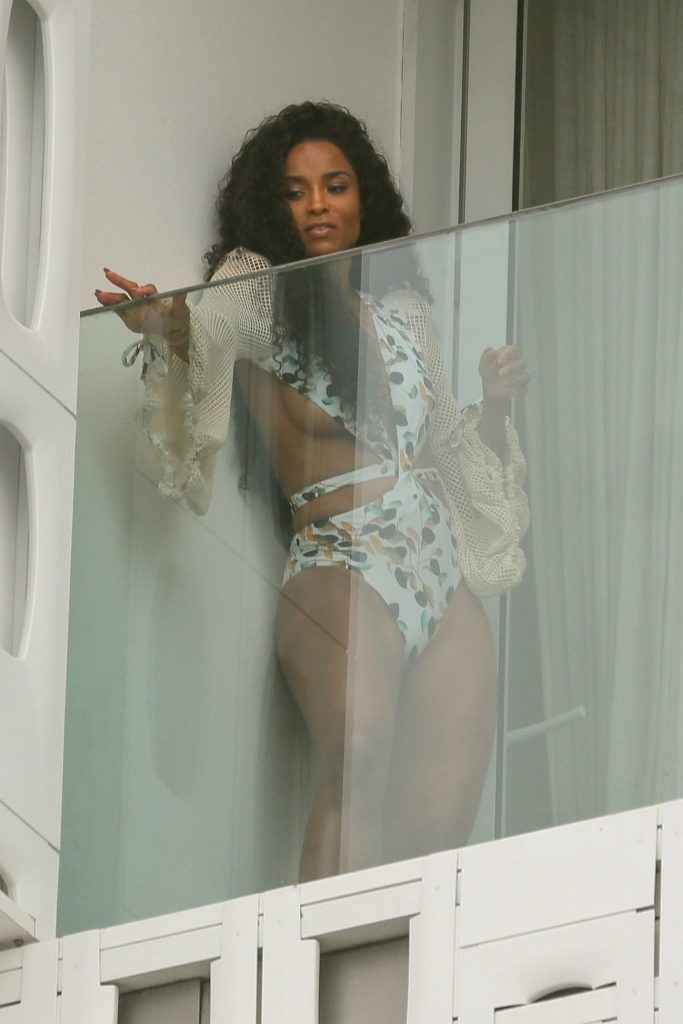 Ciara pose en maillot de bain sur son balcon