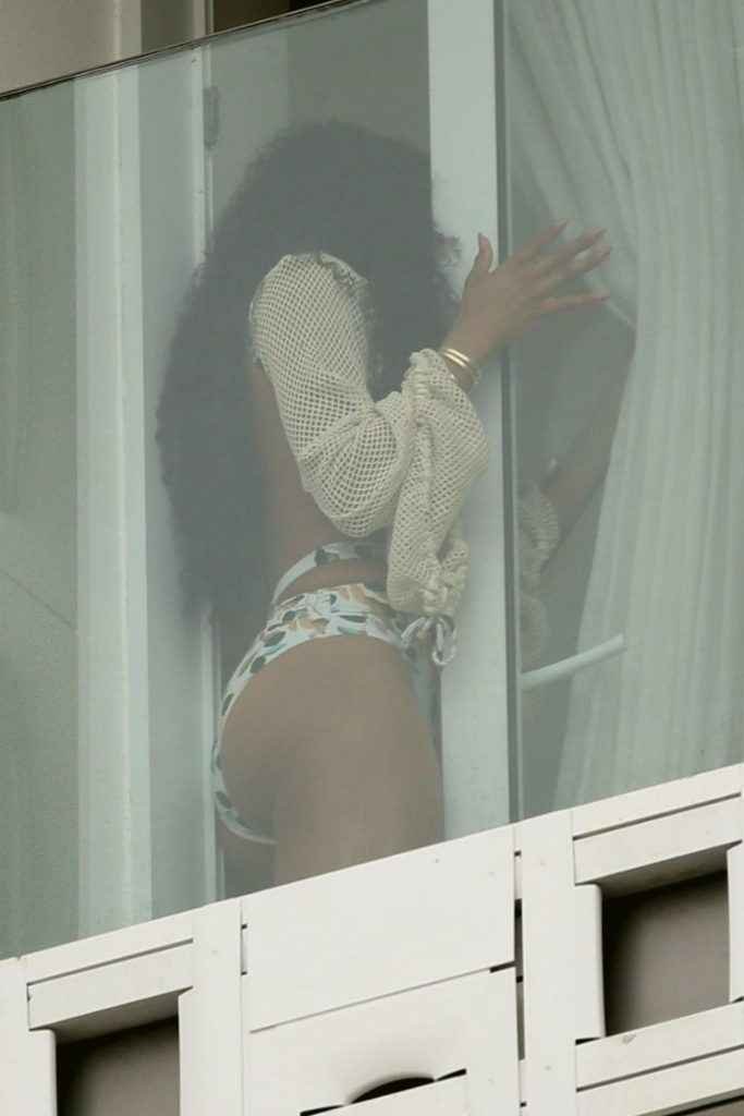 Ciara pose en maillot de bain sur son balcon