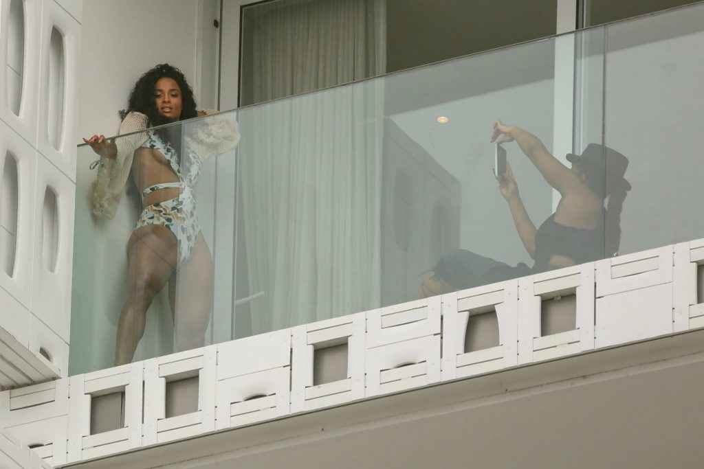 Ciara pose en maillot de bain sur son balcon