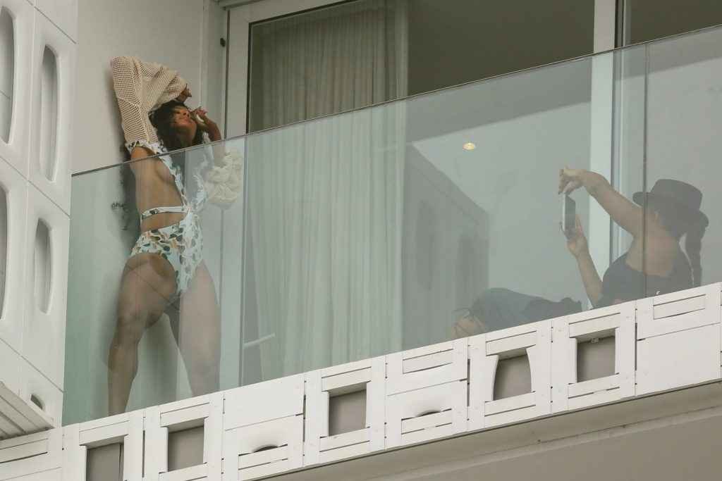 Ciara pose en maillot de bain sur son balcon