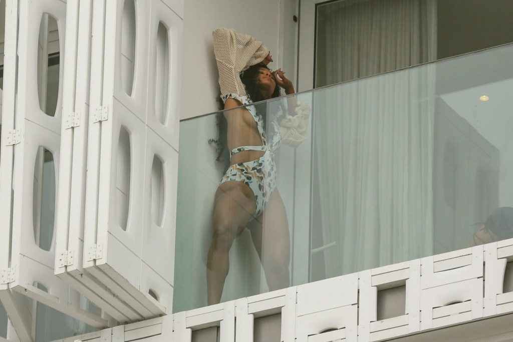 Ciara pose en maillot de bain sur son balcon