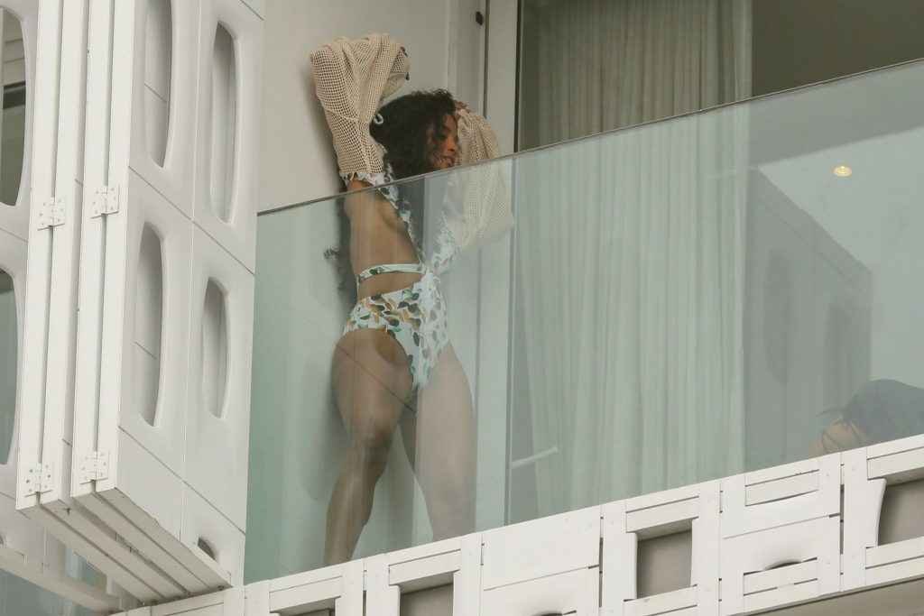 Ciara pose en maillot de bain sur son balcon