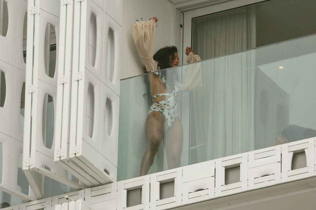 Ciara pose en maillot de bain sur son balcon