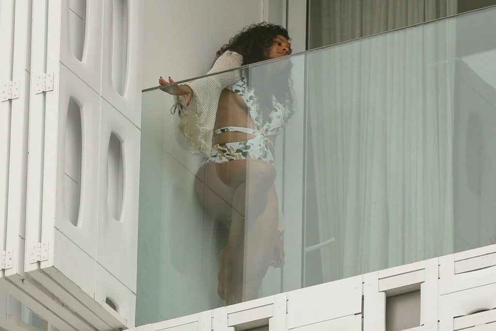 Ciara pose en maillot de bain sur son balcon