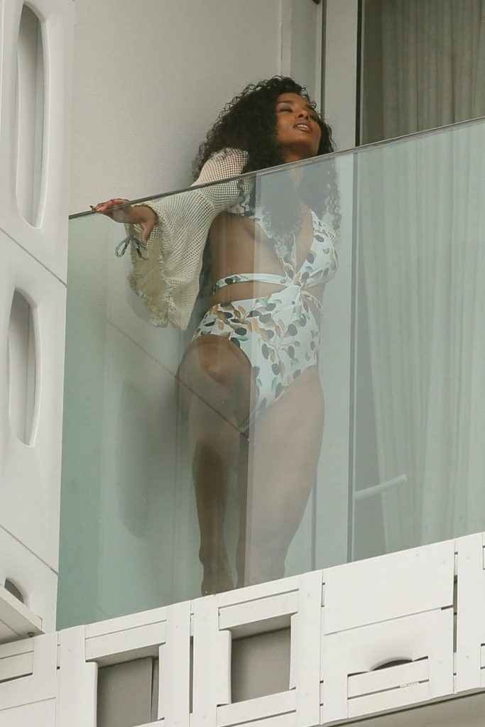 Ciara pose en maillot de bain sur son balcon