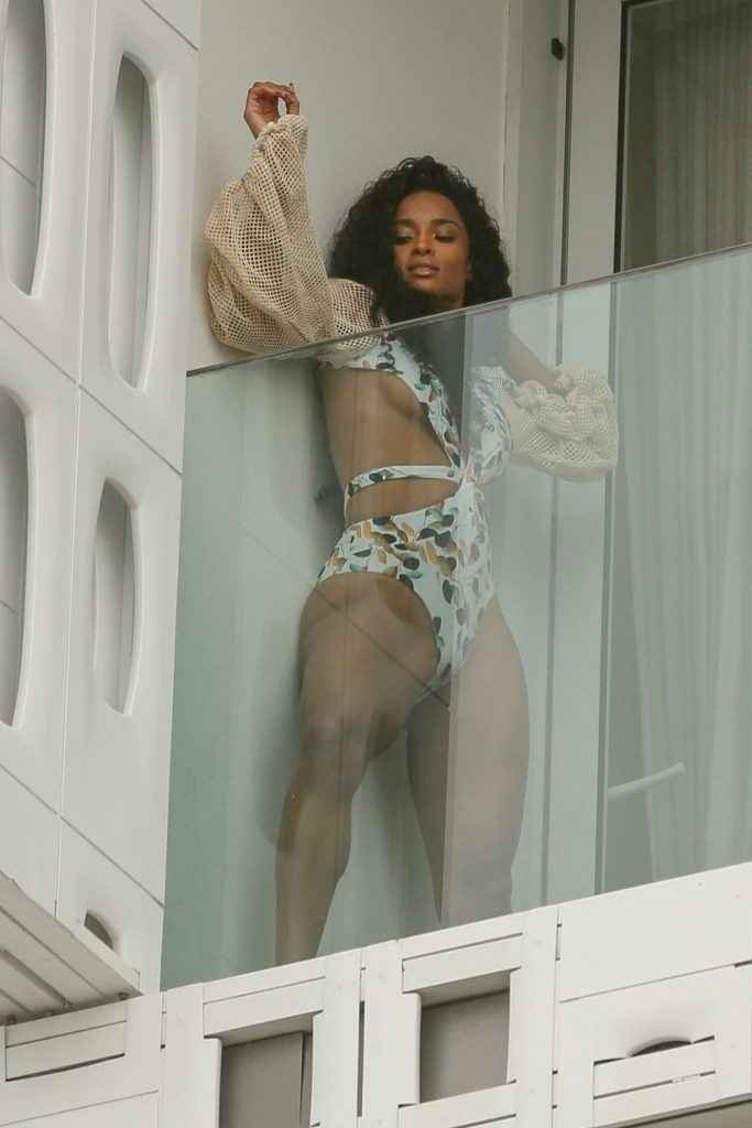 Ciara pose en maillot de bain sur son balcon