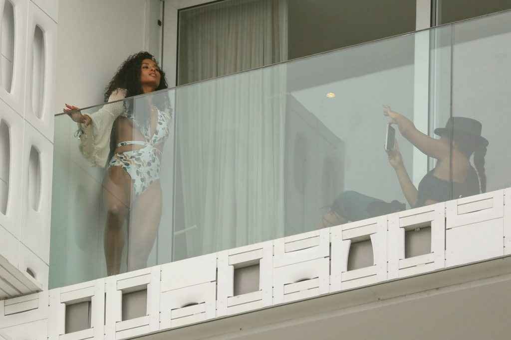 Ciara pose en maillot de bain sur son balcon