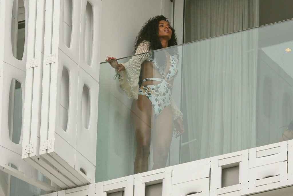 Ciara pose en maillot de bain sur son balcon