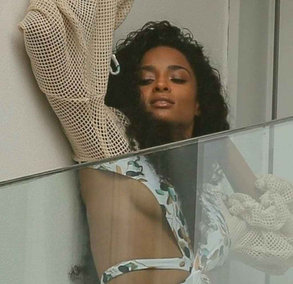 Ciara pose en maillot de bain sur son balcon