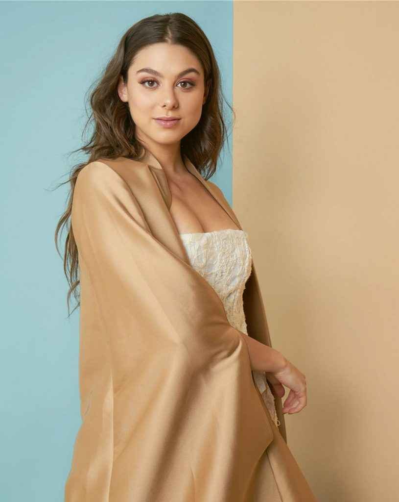 Kira Kosarin ouvre le décolleté dans Composure Magazine