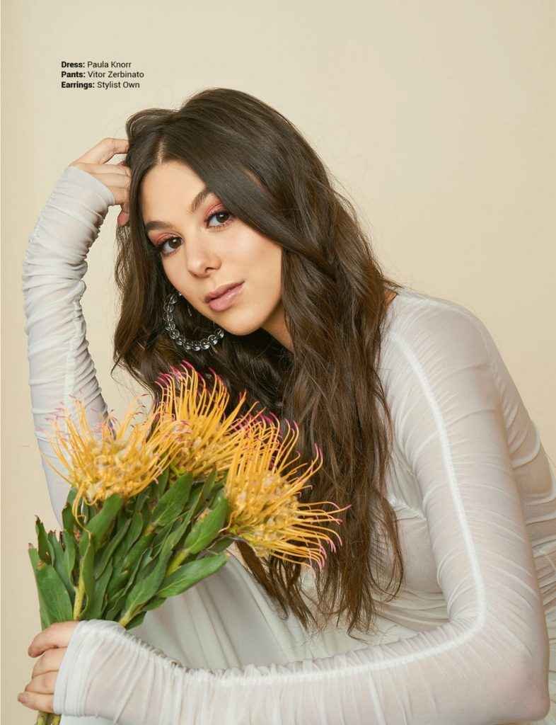 Kira Kosarin ouvre le décolleté dans Composure Magazine