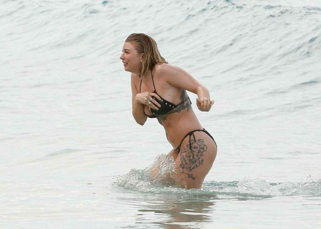 Olivia Buckland en bikini à La Barbade