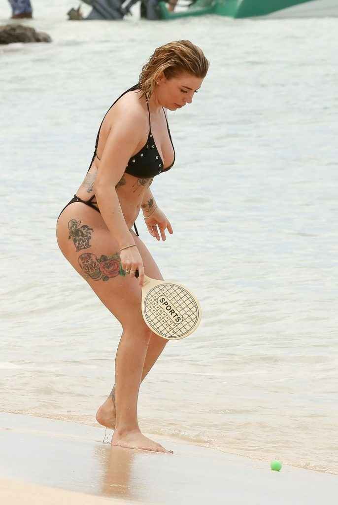 Olivia Buckland en bikini à La Barbade