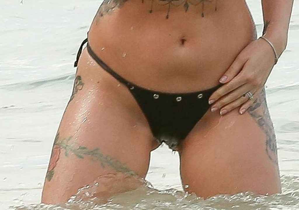 Olivia Buckland en bikini à La Barbade