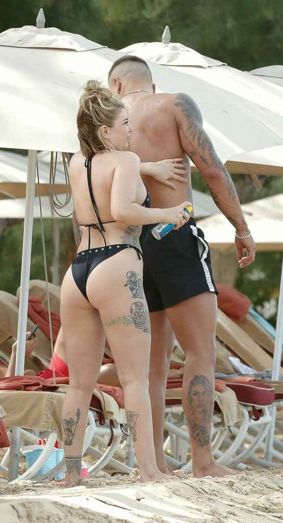 Olivia Buckland en bikini à La Barbade