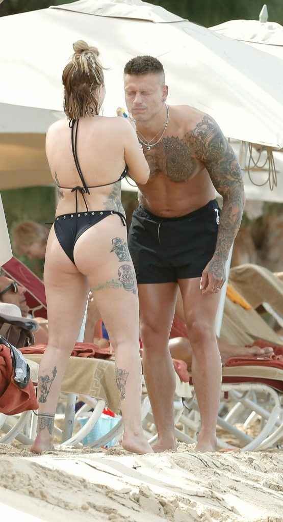 Olivia Buckland en bikini à La Barbade