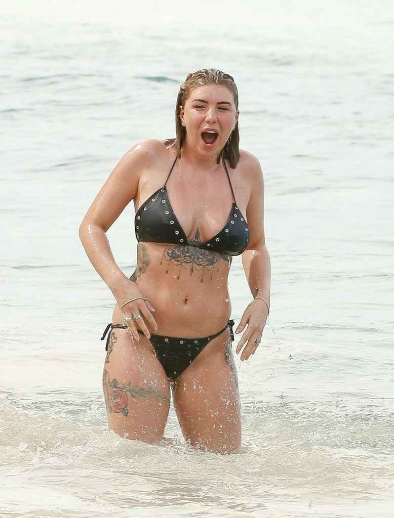 Olivia Buckland en bikini à La Barbade