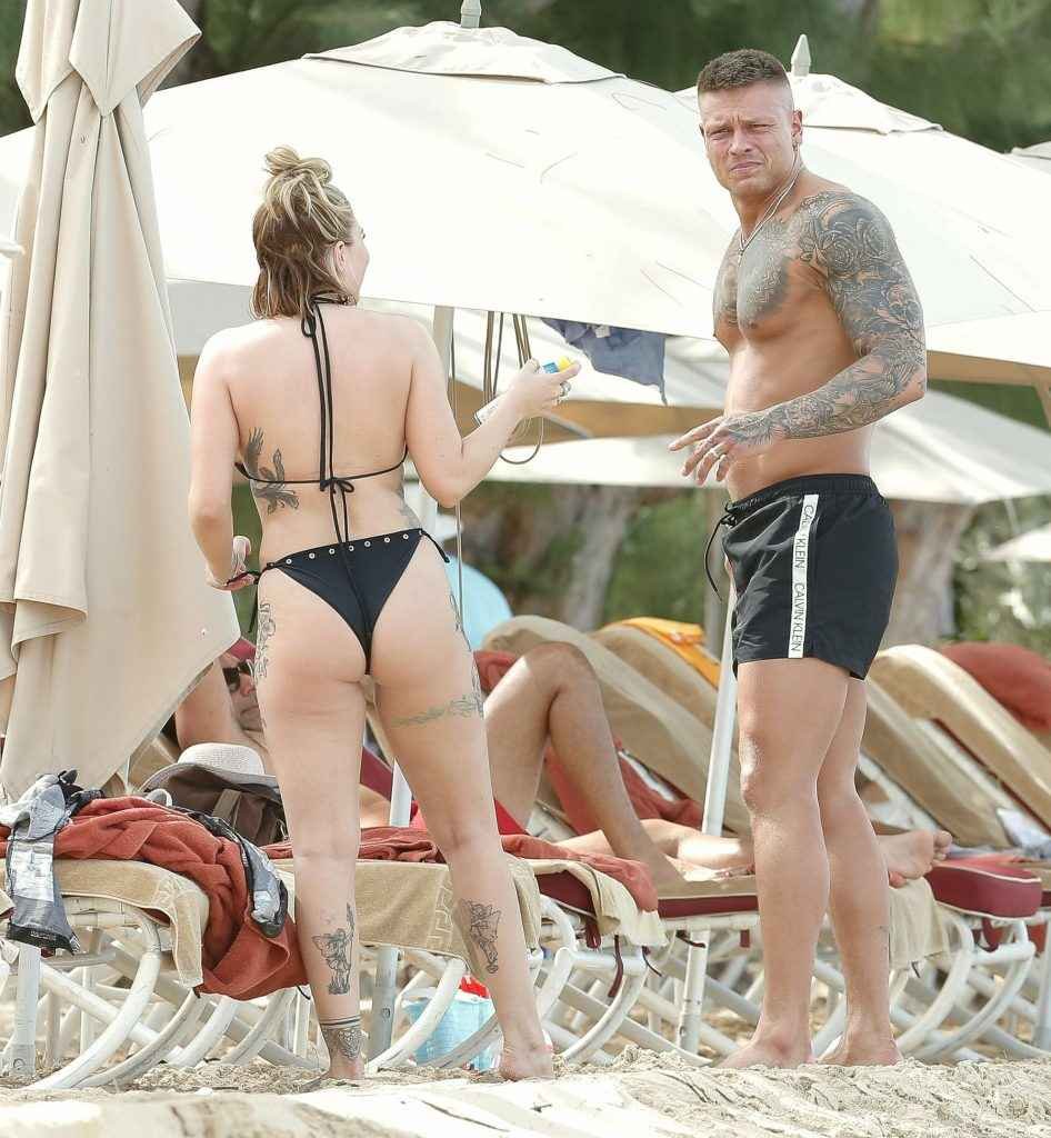 Olivia Buckland en bikini à La Barbade