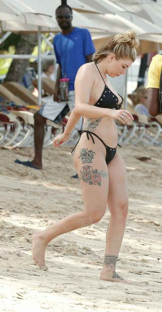 Olivia Buckland en bikini à La Barbade