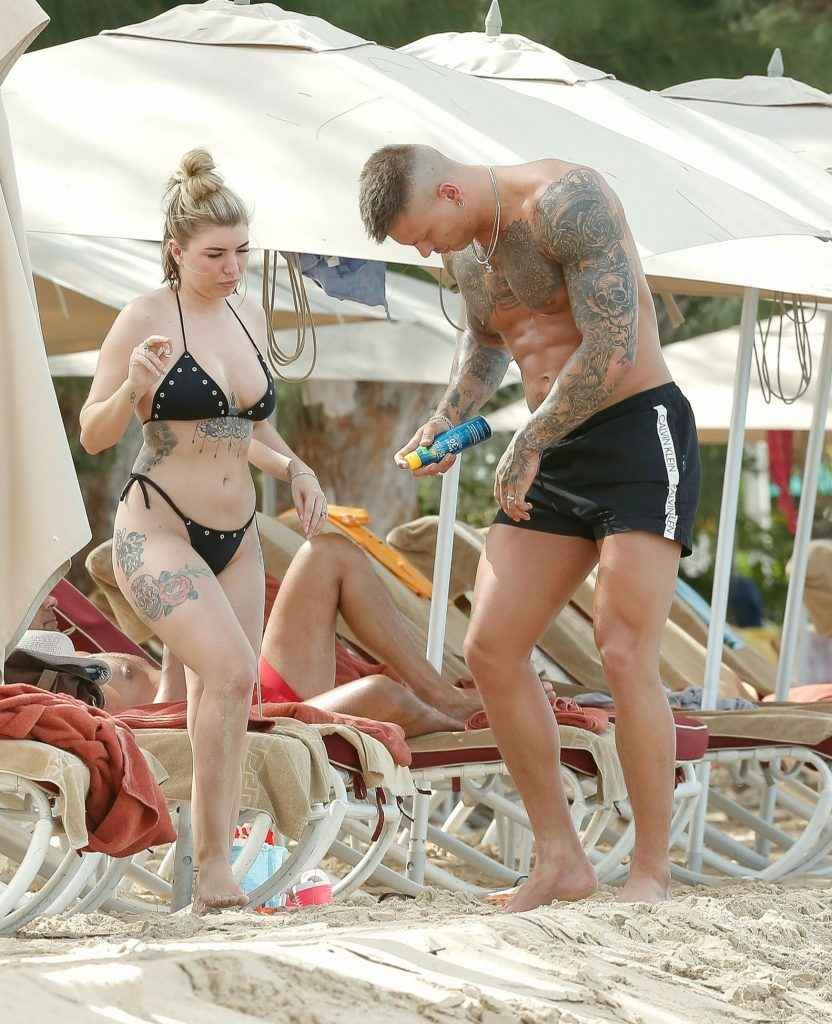 Olivia Buckland en bikini à La Barbade