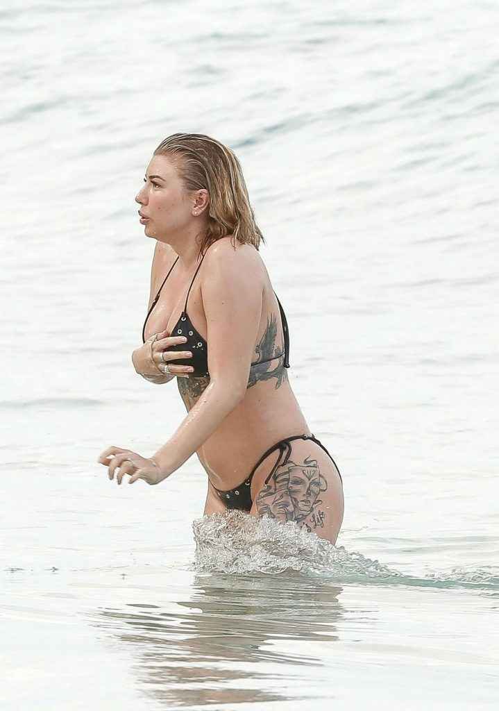 Olivia Buckland en bikini à La Barbade