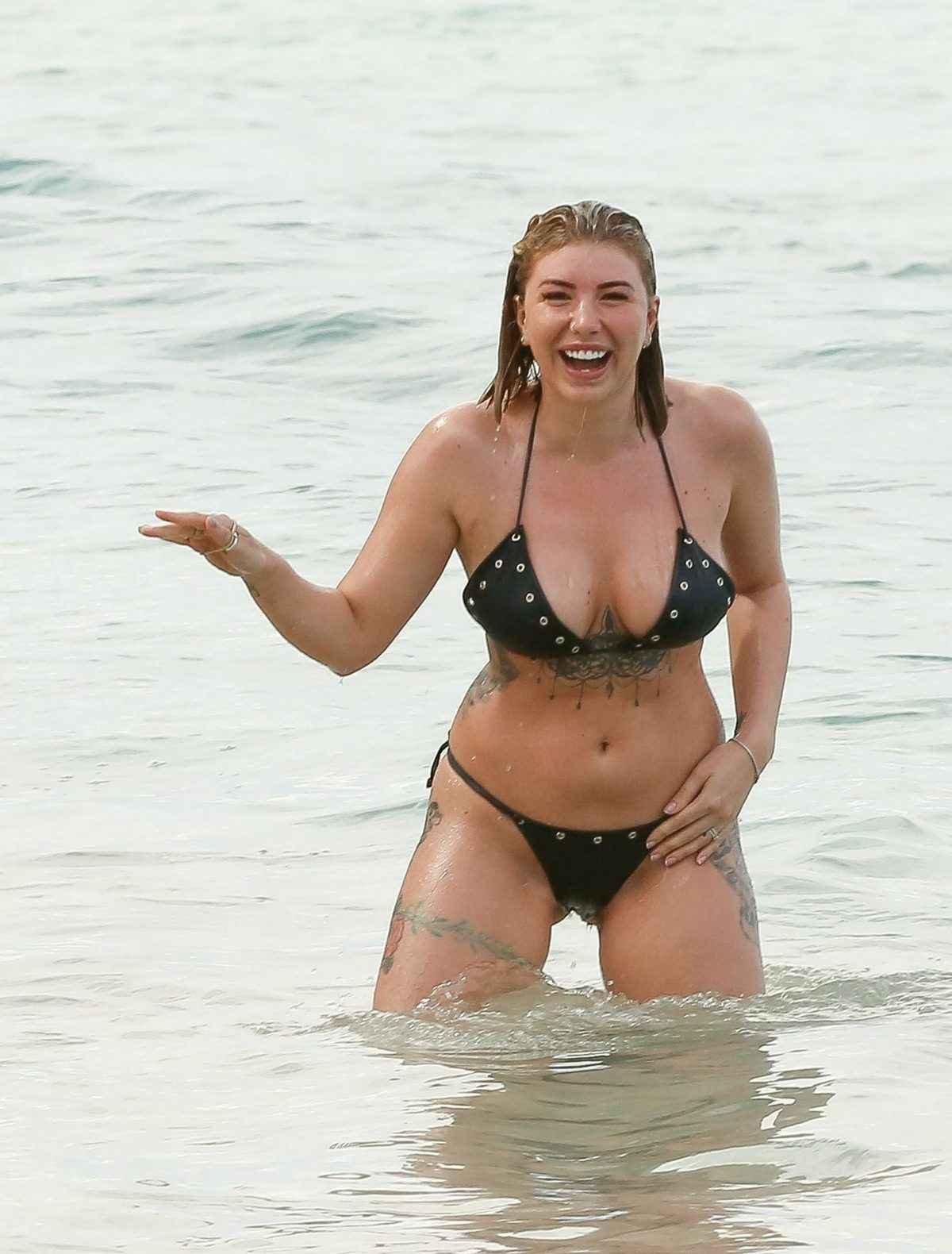 Olivia Buckland en bikini à La Barbade