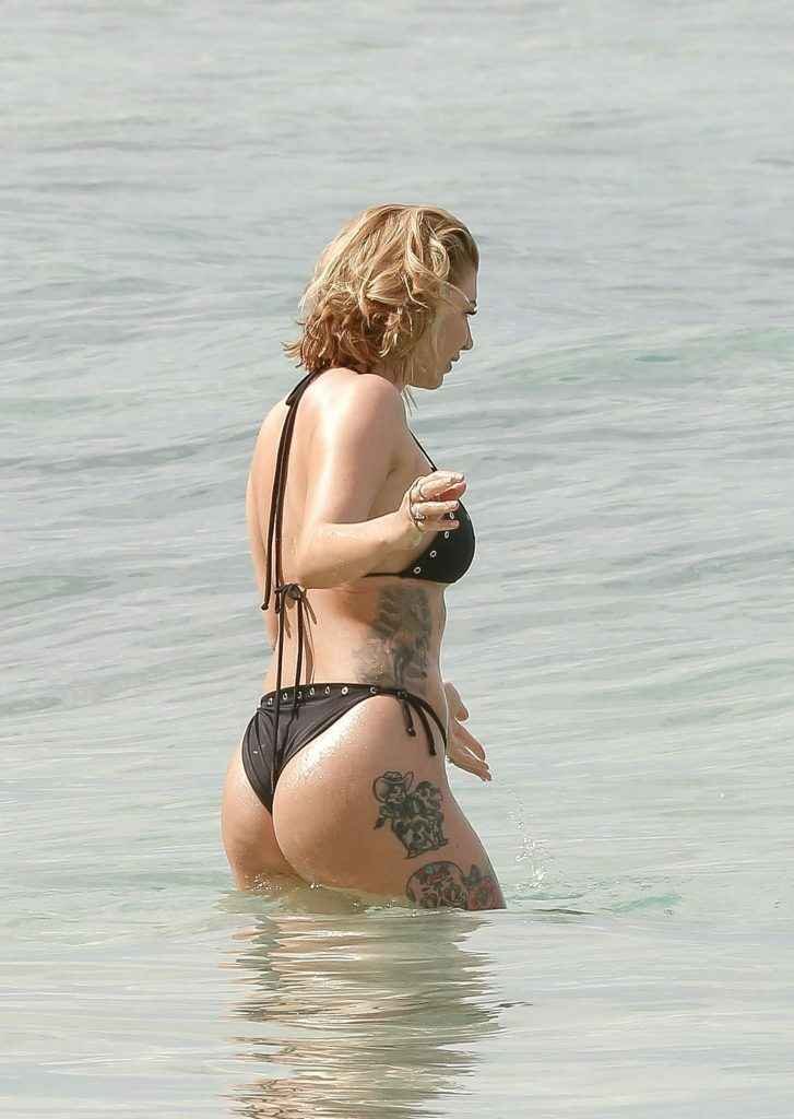 Olivia Buckland en bikini à La Barbade