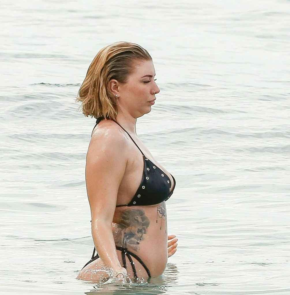 Olivia Buckland en bikini à La Barbade