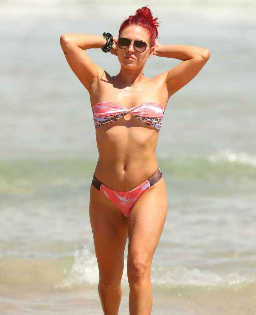 Sharna Burgess en bikini à Sydney