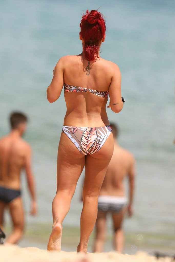 Sharna Burgess en bikini à Sydney