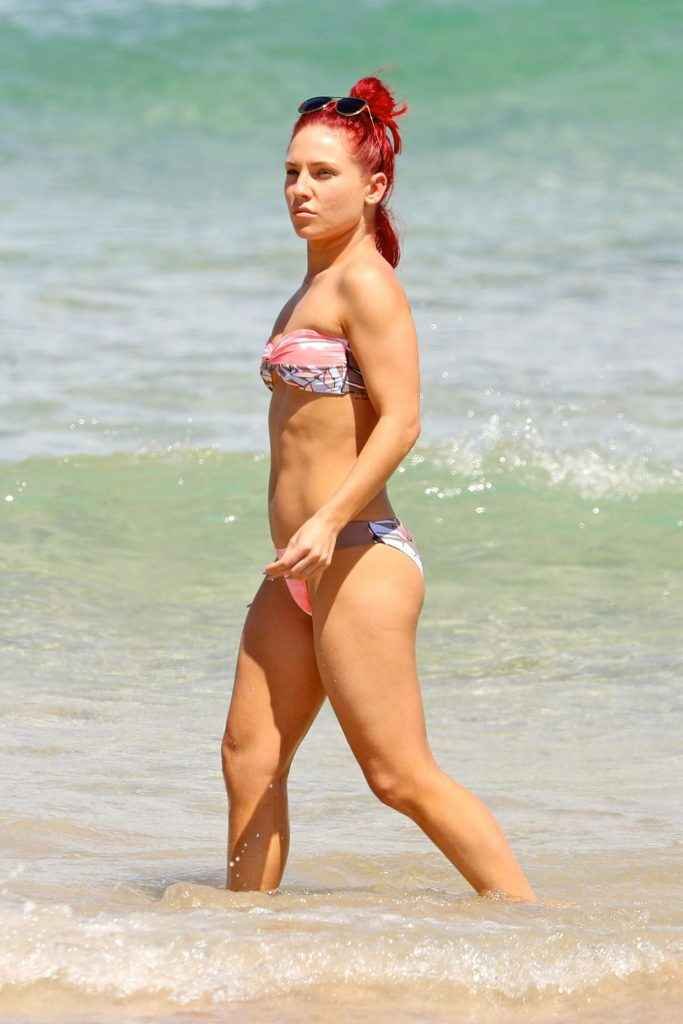 Sharna Burgess en bikini à Sydney