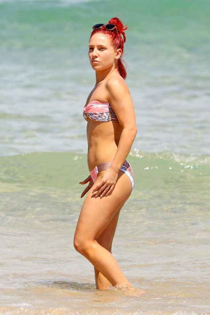 Sharna Burgess en bikini à Sydney