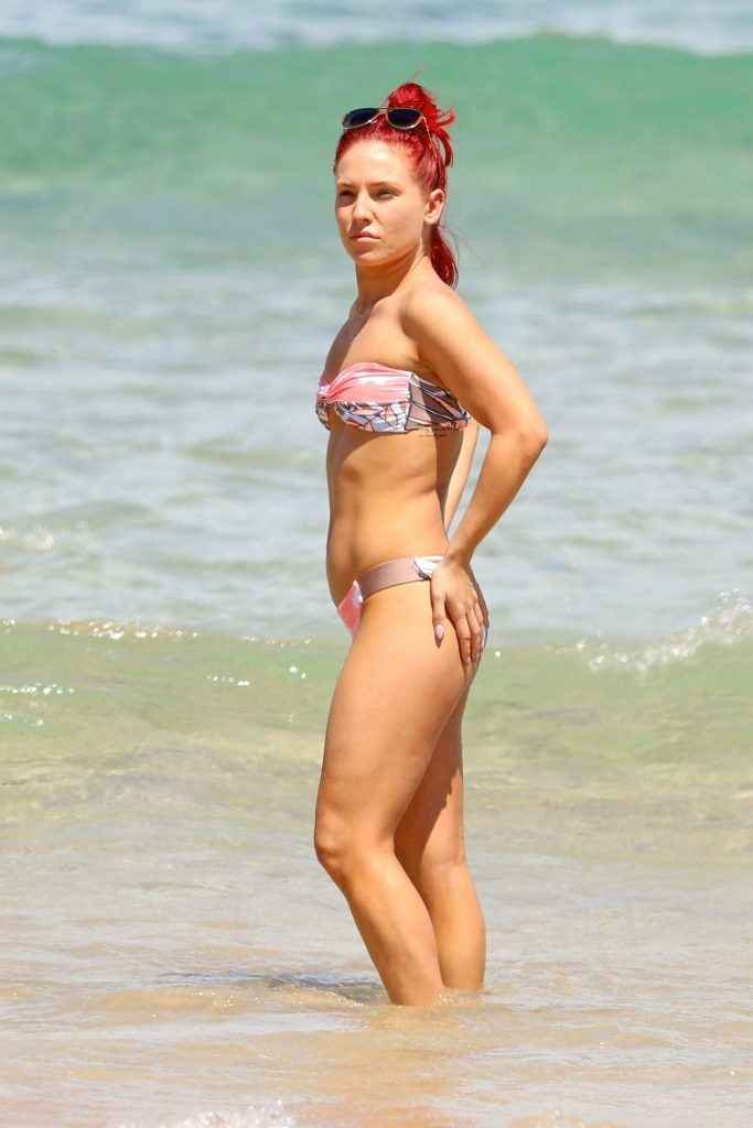 Sharna Burgess en bikini à Sydney