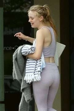 Dakota Fanning en collants à Los Angeles