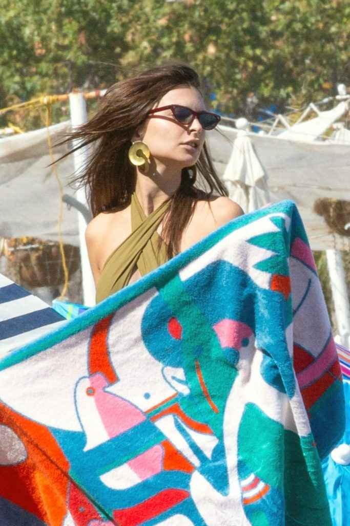 Emily Ratajkowski en maillot de bain en Italie