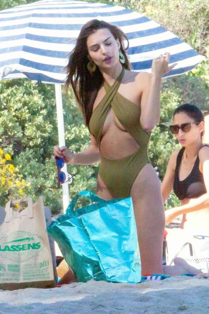 Emily Ratajkowski en maillot de bain en Italie