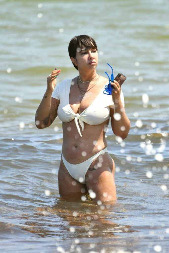 Jackie Cruz en bikini à Miami Beach