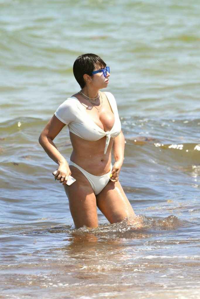 Jackie Cruz en bikini à Miami Beach